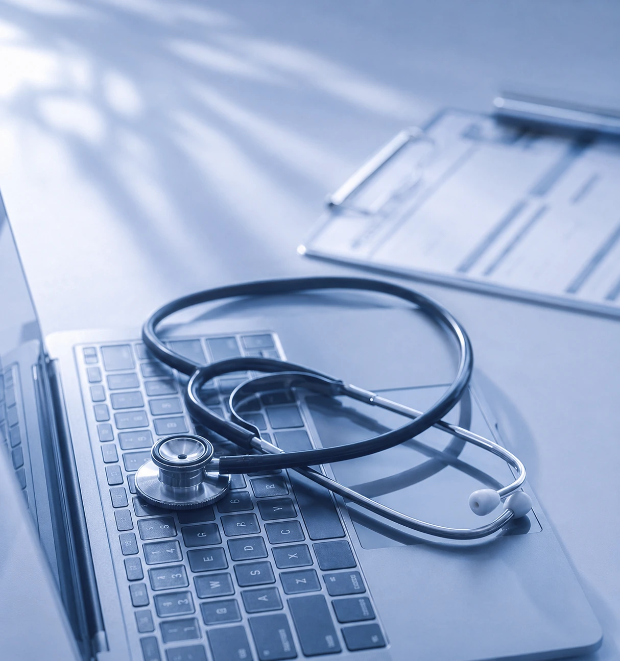 Stethoskop auf Laptop als Symbol für Datenschutz im medizinischen Bereich